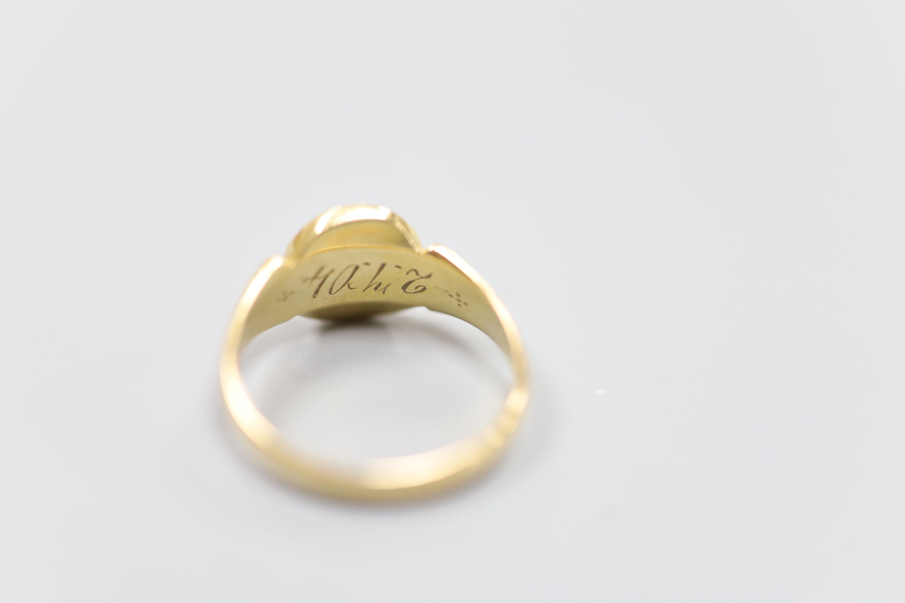 A late Victorian 18ct gold signet ring with engraved crest? (tired), size L/M